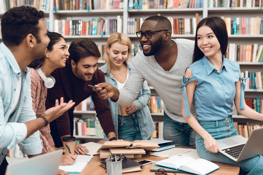 grupo de estudiantes multiculturales etnicos discutiendo estudiar